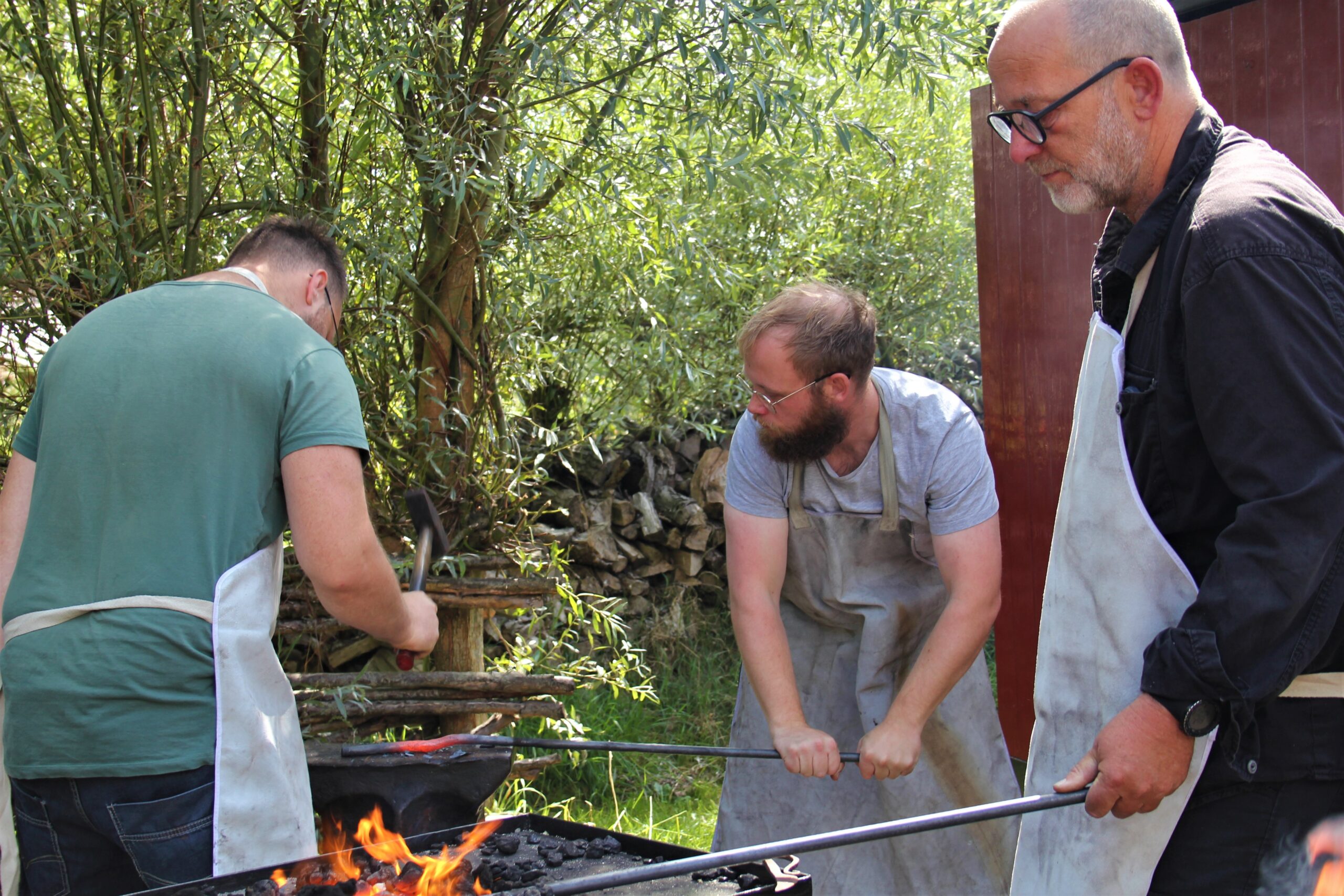 samen smeden tijdens smeedworkshop