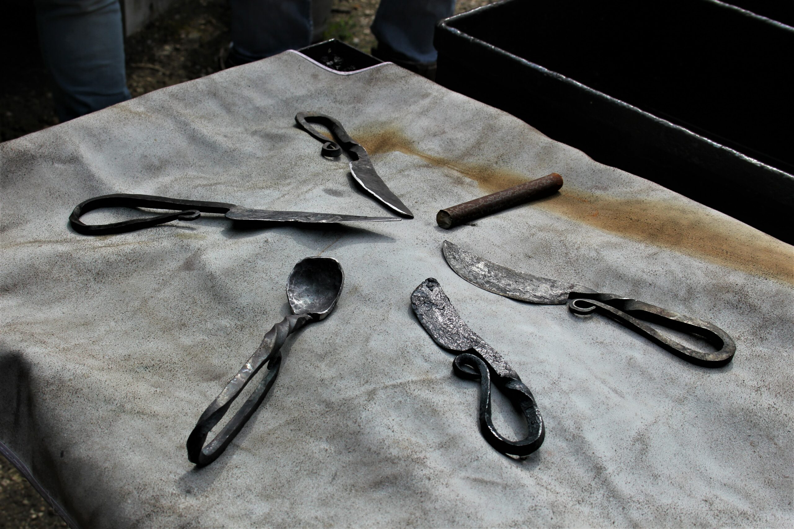 zelfgesmede messen en lepel