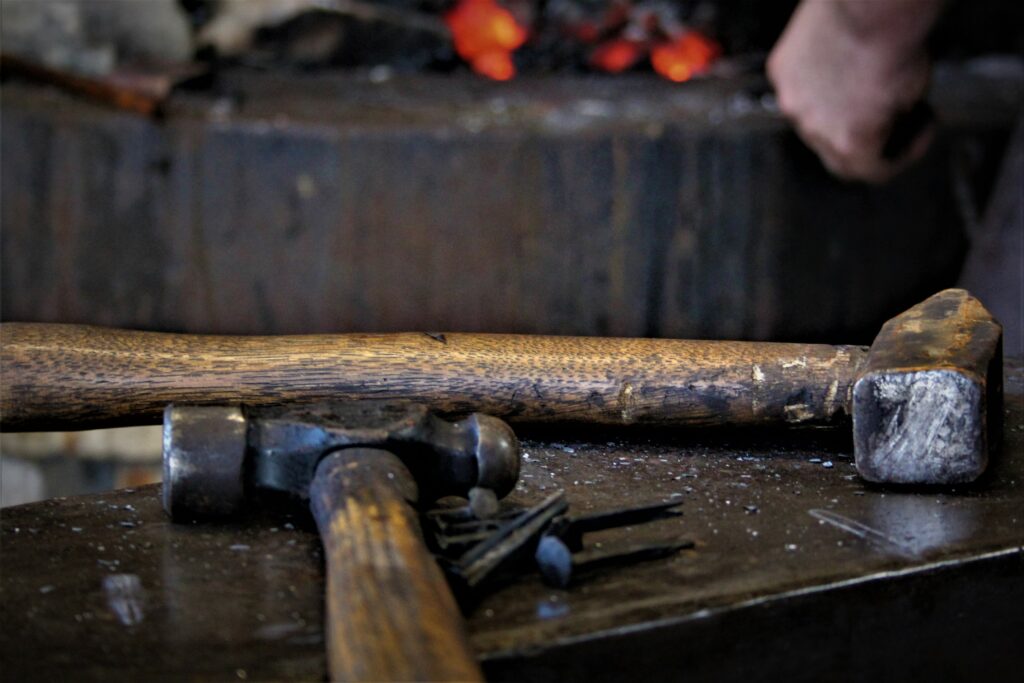 Smid workshop: Hamer tang en aambeeld